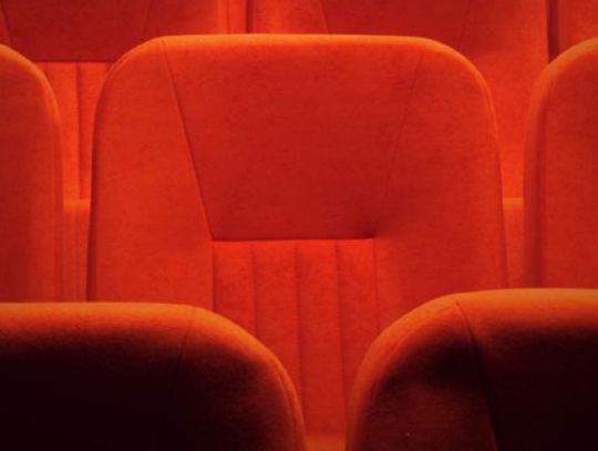 Próby taneczne, szycie kostiumów i produkcja przyłbic