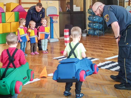 Przedszkolaki uczą się zasad ruchu drogowego. Pomaga im w tym autochodzik