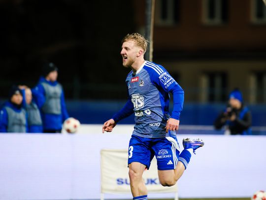 Przełamanie Niebieskich! Ruch pokonał Stal, grając przez większość drugiej połowy w dziesiątkę Przełamanie Niebieskich! Ruch pokonał Stal, grając przez większość drugiej połowy w dziesiątkę