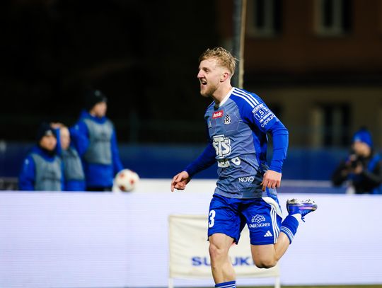 Przełamanie Niebieskich! Ruch pokonał Stal, grając przez większość drugiej połowy w dziesiątkę