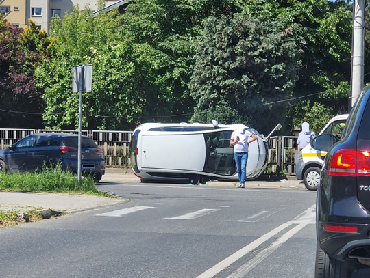 Przewrócony samochód na ul. Wojska Polskiego. Za kierownicą 79-latek