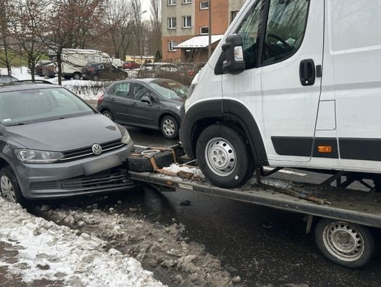 Przyczepa oderwała się od pojazdu. Uderzyła w zaparkowany samochód [ZDJĘCIA]