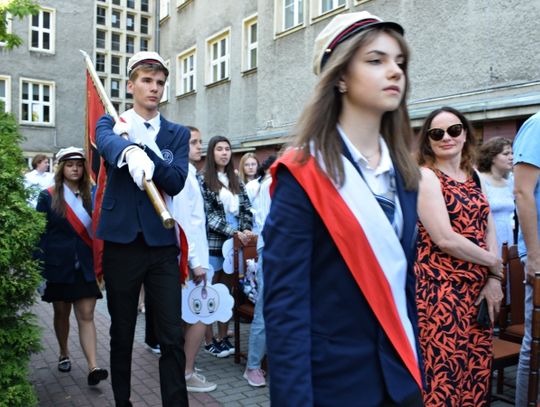 Rok szkolny dobiegł końca. Uczniowie idą na zasłużony odpoczynek [ZDJĘCIA]