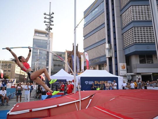 Rozgrzewka przed świętem! Zobaczcie lekkoatletykę na rynku w Katowicach