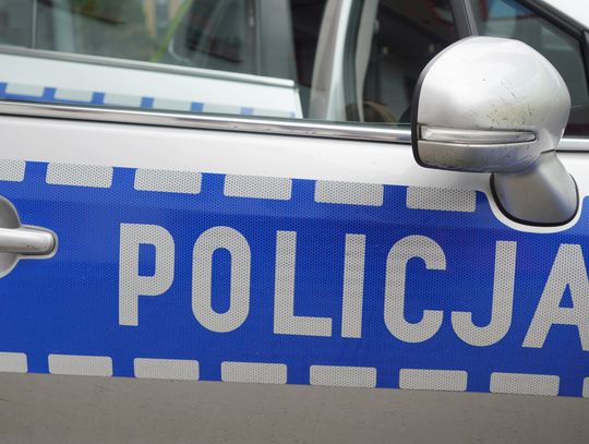 Rzucił w policjanta deską. Teraz za to odpowie