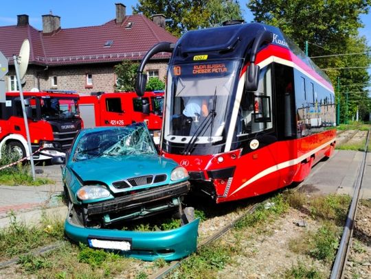 Samochód zderzył się z tramwajem. 5 osób w szpitalu