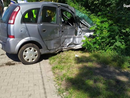 Samochód zderzył się z tramwajem. Z pomocą ruszył chorzowski policjant