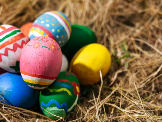 Samotni i potrzebujący przy wielkanocnym stole