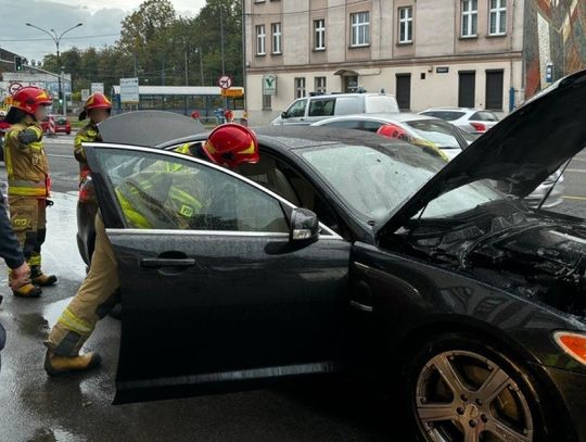 Samozapłon samochodu na drodze. Z pomocą ruszyli chorzowscy policjanci