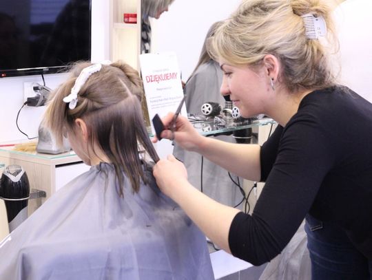 Ścięły włosy w słusznej sprawie [WIDEO+ZDJĘCIA]