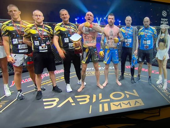 Zawodnicy i ich sztaby po walce podczas gali Babilon MMA 60