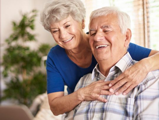 Seniorzy coraz bardziej cyfrowi – już trzy czwarte z nich otrzymuje świadczenia z ZUS na konto