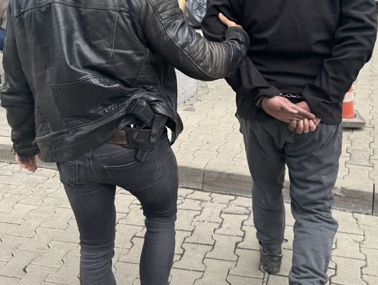 Śląscy "łowcy głów" zatrzymali 35-latka ściganego dwoma listami gończymi. Ukrywał się w Chorzowie