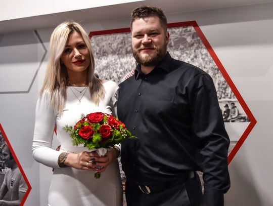 Ślub na Stadionie Śląskim! Paweł Fajdek i Sandra Cichocka powiedzieli sobie "tak" na chorzowskiej arenie [ZDJĘCIA]