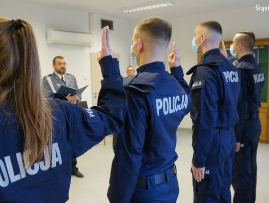 Ślubowanie nowo przyjetych policjantów w chorzowskiej Komendzie