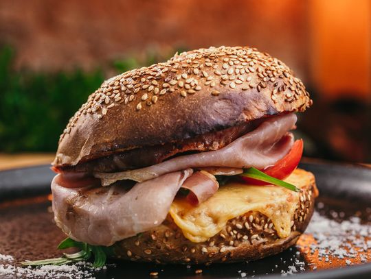 Śniadaniowy renesans: Dlaczego coraz chętniej jemy poranki „na mieście”?