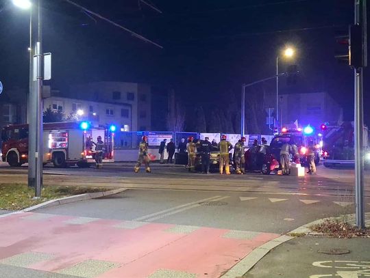 Stłuczka na skrzyżowaniu ulic 3 Maja i Składowej. Jedna osoba trafiła do szpitala