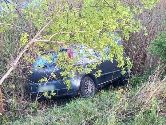 Straciła kontrolę nad pojazdem. Swoją podróż zakończyła w rowie