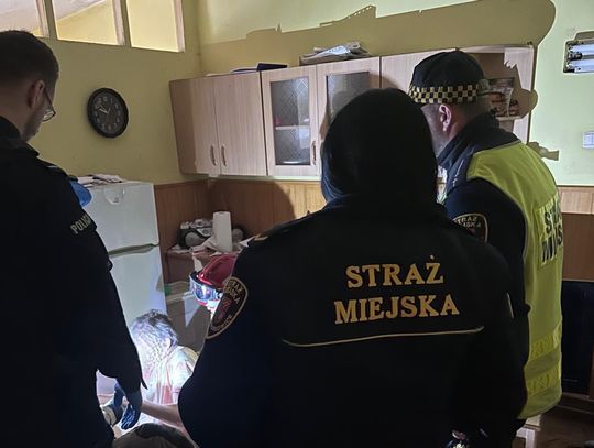 Straż Miejska w Świętochłowicach uratowała kobietę uwięzioną w mieszkaniu