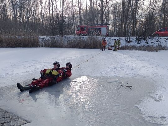 Strażacy odbyli ćwiczenia z zakresu ratownictwa lodowego na Stawie Milicyjnym w Świętochłowicach