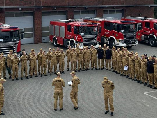 Strażacy ze Świętochłowic ruszyli do walki z ogromnym pożarem lasu. Wspierają akcję w woj. lubelskim