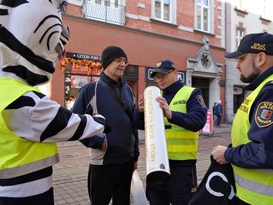 Strażnicy miejscy rozdali chorzowianom odblaski [ZDJĘCIA]