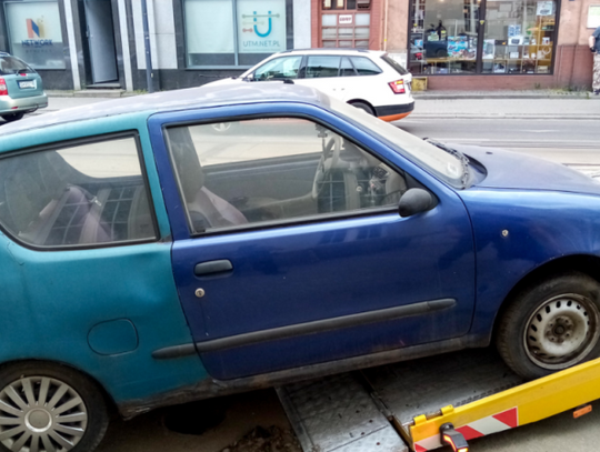 Strażnicy miejscy usuwają wraki