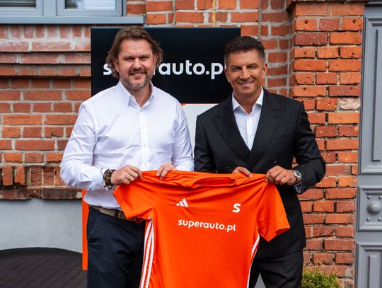 Superauto.pl ma nowego ambasadora. To znany komentator sportowy