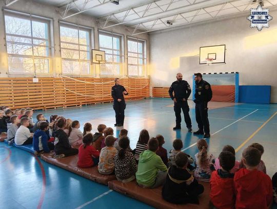 Świętochłowiccy policjanci przypomnieli pierwszoklasistom zasady bezpiecznych ferii