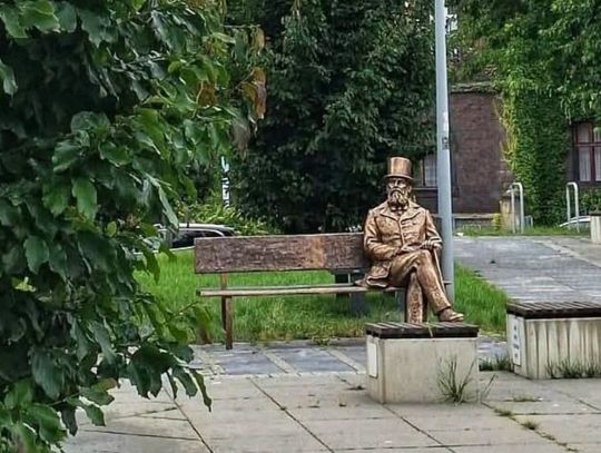 Świętochłowice mają nową atrakcję. Przy fontannie stanęła ławeczka z księciem Guido Hencklem von Donnersmarckiem