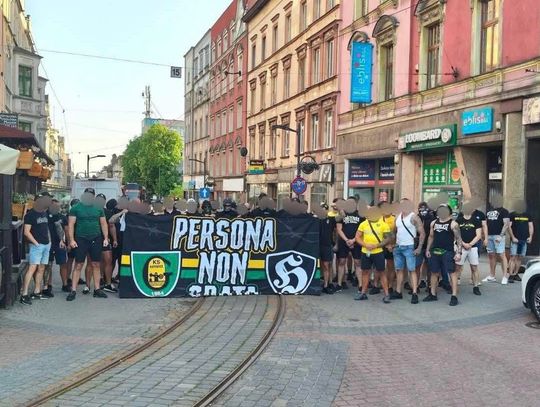 Szalikowcy GieKS-y w centrum Chorzowa. Niebiescy “odprowadzili” ich tramwaj Szalikowcy GieKS-y w centrum Chorzowa. Niebiescy “odprowadzili” ich tramwaj