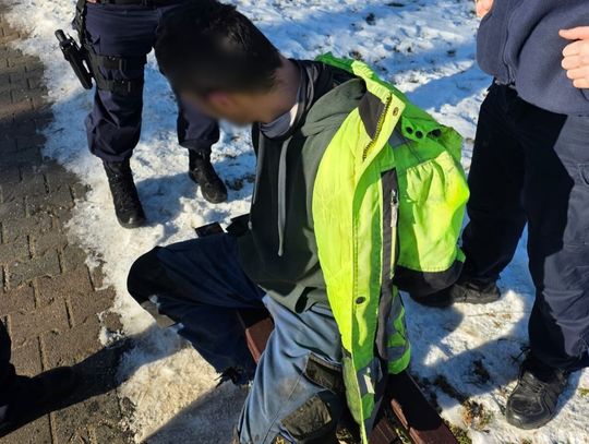 Szybka akcja na granicy miast. Napadł na kobietę z bronią, wpadł w ręce patrolu