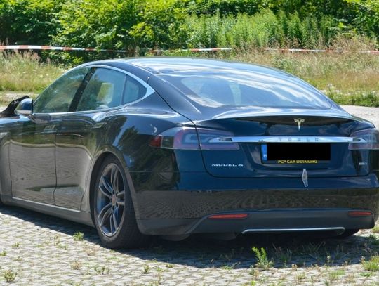 Tesla spłonęła w Chorzowie. Skomplikowany proces gaszenia "elektryka" [ZDJĘCIA]