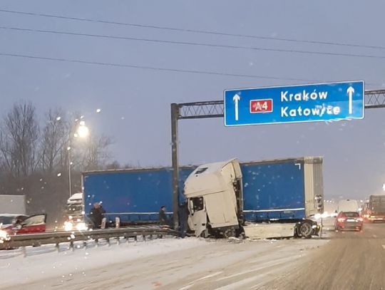 Tir "złamał się" na A4 w Chorzowie. Występują utrudnienia w ruchu