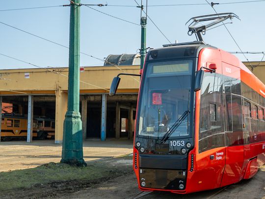 Tramwaje Śląskie z pierwszym nowym pojazdem. To początek dostawy 50 wagonów w ramach wielkiej umowy!