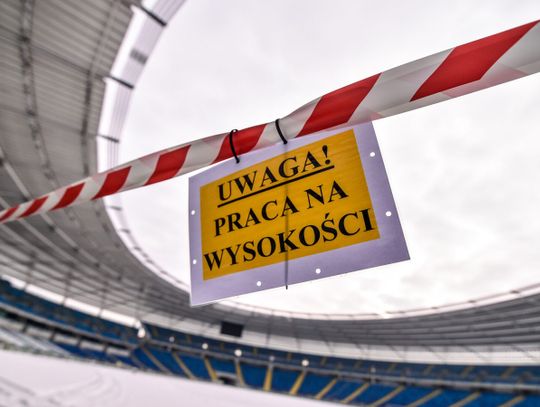 Trwa akcja odśnieżania dachu Stadionu Śląskiego
