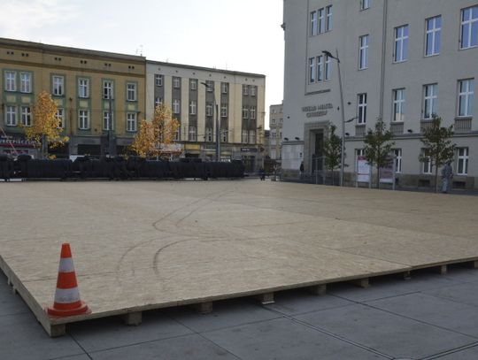 Trwa montaż lodowiska na chorzowskim rynku