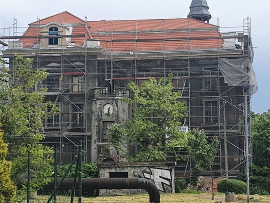 Trwa remont dachu zabytkowego ratusza w Chorzowie Batorym