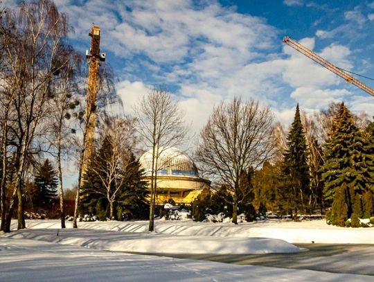 Trwają prace związane z oczyszczaniem stawów przy Planetarium Śląskim