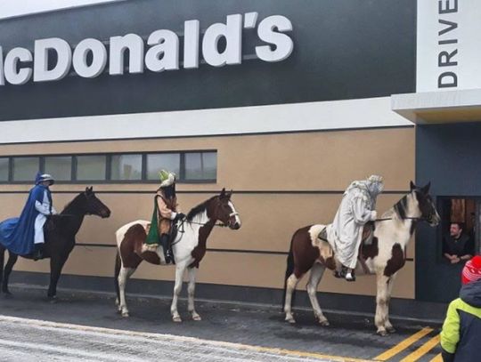 Trzej Królowie w kolejce po... hamburgera!