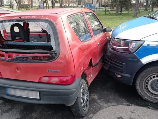 Uciekając zajeżdżał drogę policji, był pod wpływem narkotyków. Pościg zakończył się staranowaniem seicento