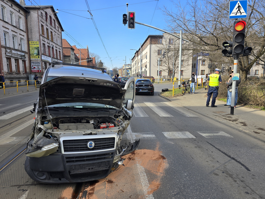 Uciekał po kolizji, doprowadził do kolejnej. Jedna osoba w szpitalu