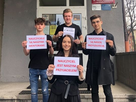 Uczniowie wspierają strajkujących nauczycieli