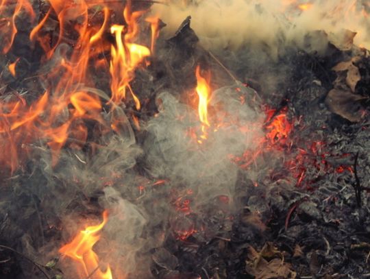 Uratowali kobietę z płonącego mieszkania