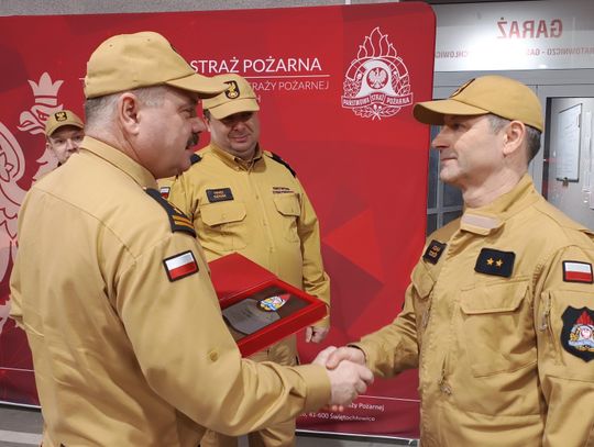Uroczysta zmiana służby u świętochłowickich strażaków.  Długoletni funkcjonariusz przeszedł na emeryturę!