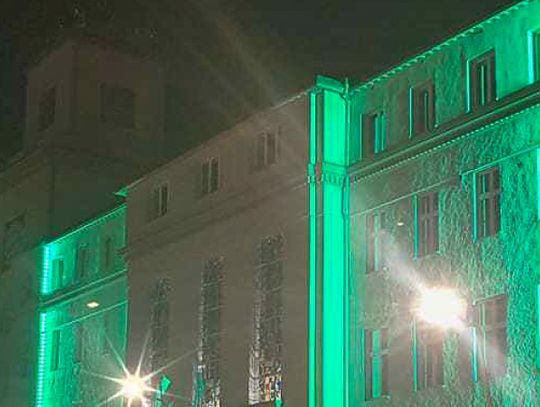 Urząd Miasta podświetlono na zielono, tymczasem nasi policjanci wspierają przygraniczne służby