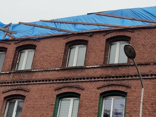 Uszkodzona ściana kamienicy przy ul. Farnej doczeka się remontu. W tym tygodniu ruszą prace odtworzeniowe.