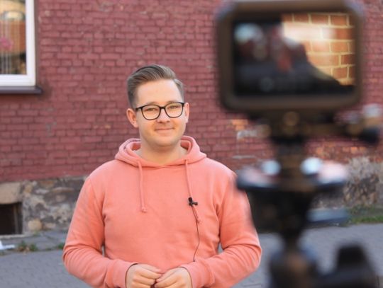 Widzi to tak, więc nagrywa vloga