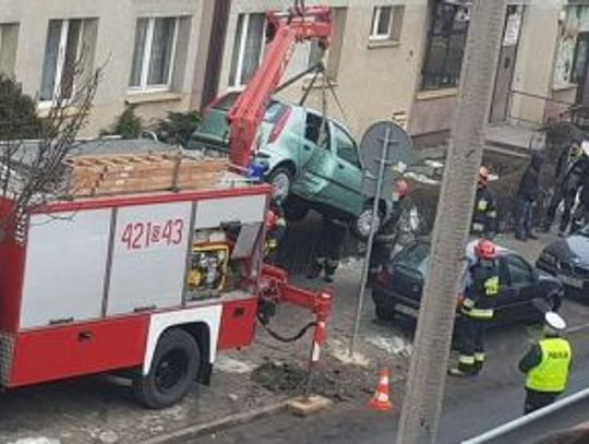 Wjechał do ogródka. Pomocy udzielili strażacy