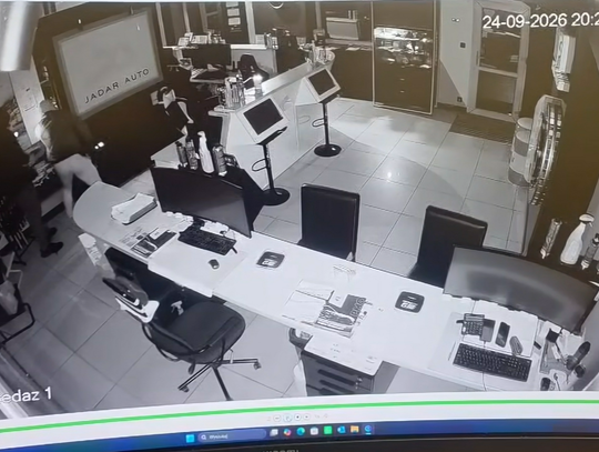Włamanie do Jadar Auto. Policja poszukuje sprawców [ZDJĘCIA]